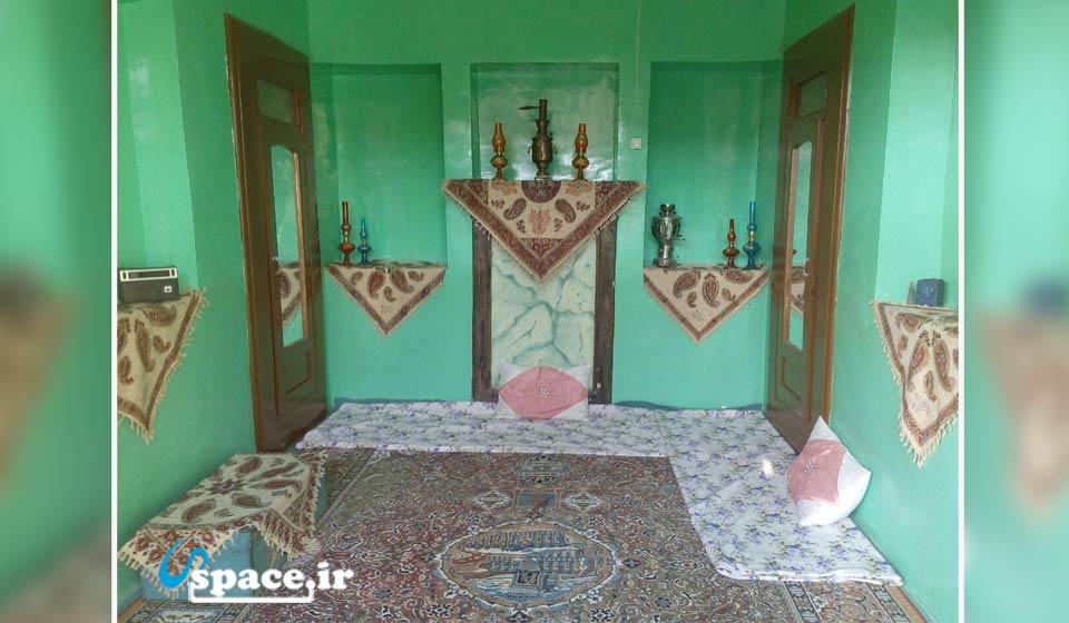 نمایی از اتاق سنتی و زیبای اقامتگاه سنتی کومه مشهدی جواد - باغ بهادران - روستای کرچگان
