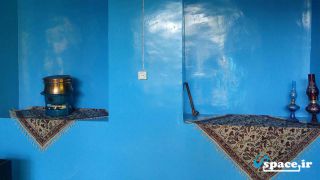 تزئینات سنتی اتاق اقامتگاه سنتی کومه مشهدی جواد - باغ بهادران - روستای کرچگان